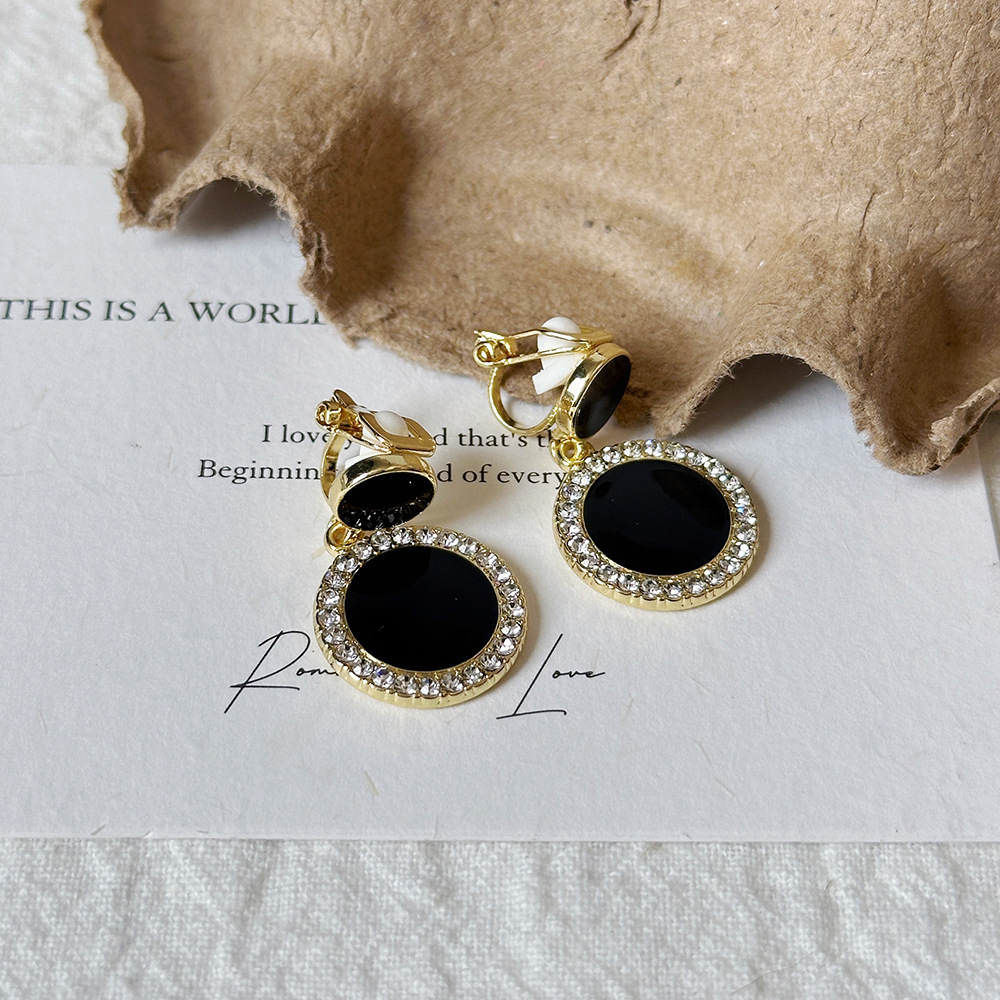 Versión coreana del temperamento de camelia, sin orejas perforadas, pinza para la oreja, flor de perla, tablero de ajedrez, pinza para la oreja triangular con diamantes, pendientes de nicho para mujeres