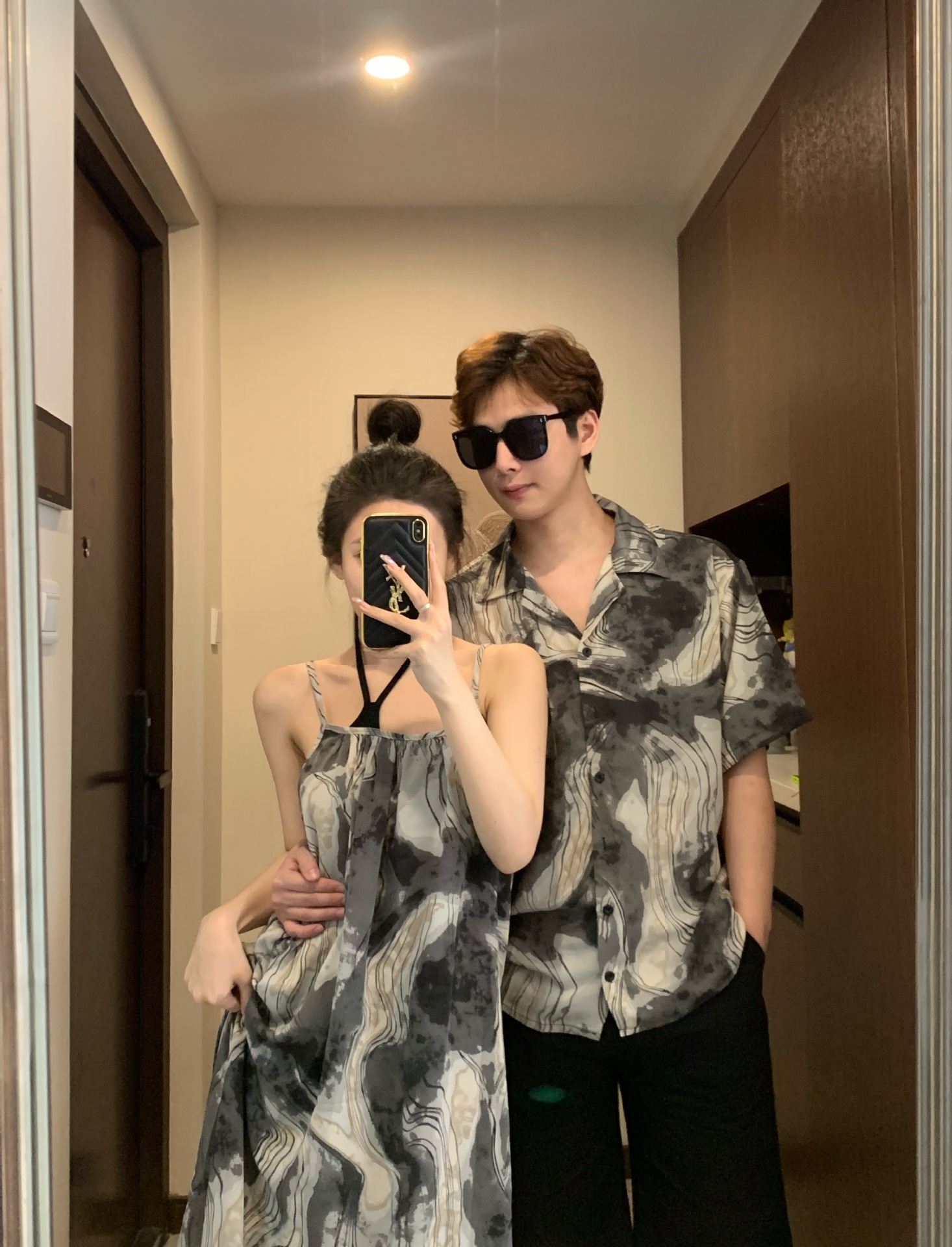 커플 의상 여름 2023 새로운 휴가 해변 복장 짧은 소매 셔츠 가짜 투피스 원피스