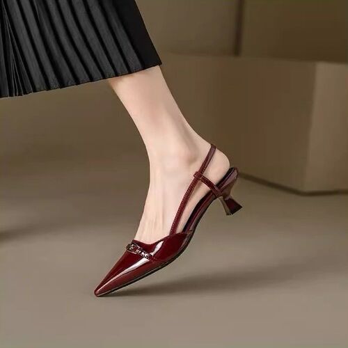 Autumn and winter new arrival: closed-toe, low-heeled shoes with shallow openings and French-style pointed toes—outdoor wear, high-heeled, Chanel-style single-layer shoes for women.