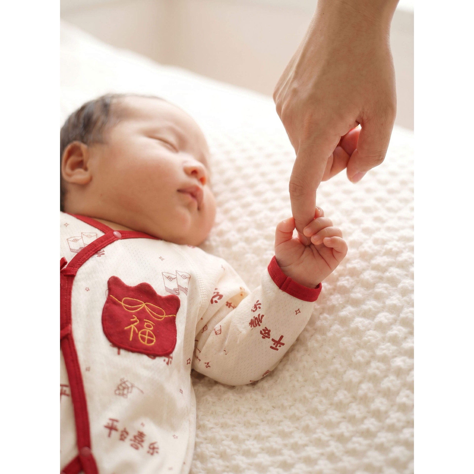 Summer baby bodysuit, thin and festive, perfect for full moon celebrations, breathable, with drawstring for tummy protection, suitable for home and outings.