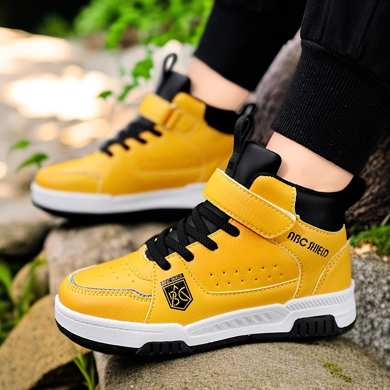 Zapatos de skate para niños transfronterizos 2025, otoño nuevo tipo de zapatos deportivos de cuero antideslizante de alto nivel para niños de edad media y grande