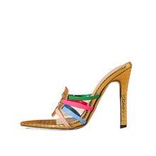 �W���L���Խ�ɫ���^һ�֎��߸���ЬŮ�Ĳ�ɫƴ�Ӽ����r�Л���Ь