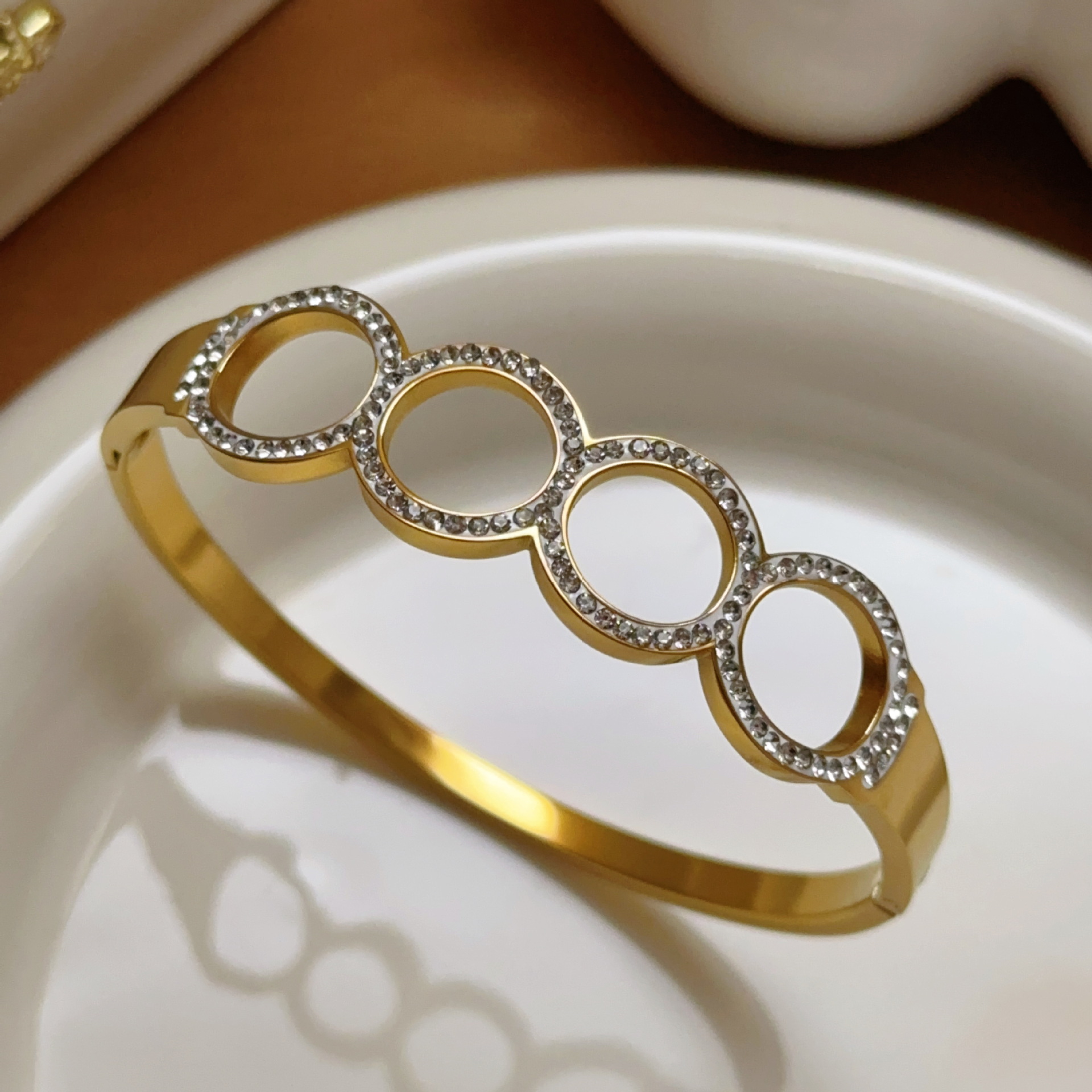 Xia Xia Zhong diseño ligero lujoso oro titanio acero pulsera de acero inoxidable para mujeres de alta calidad temperamento simple