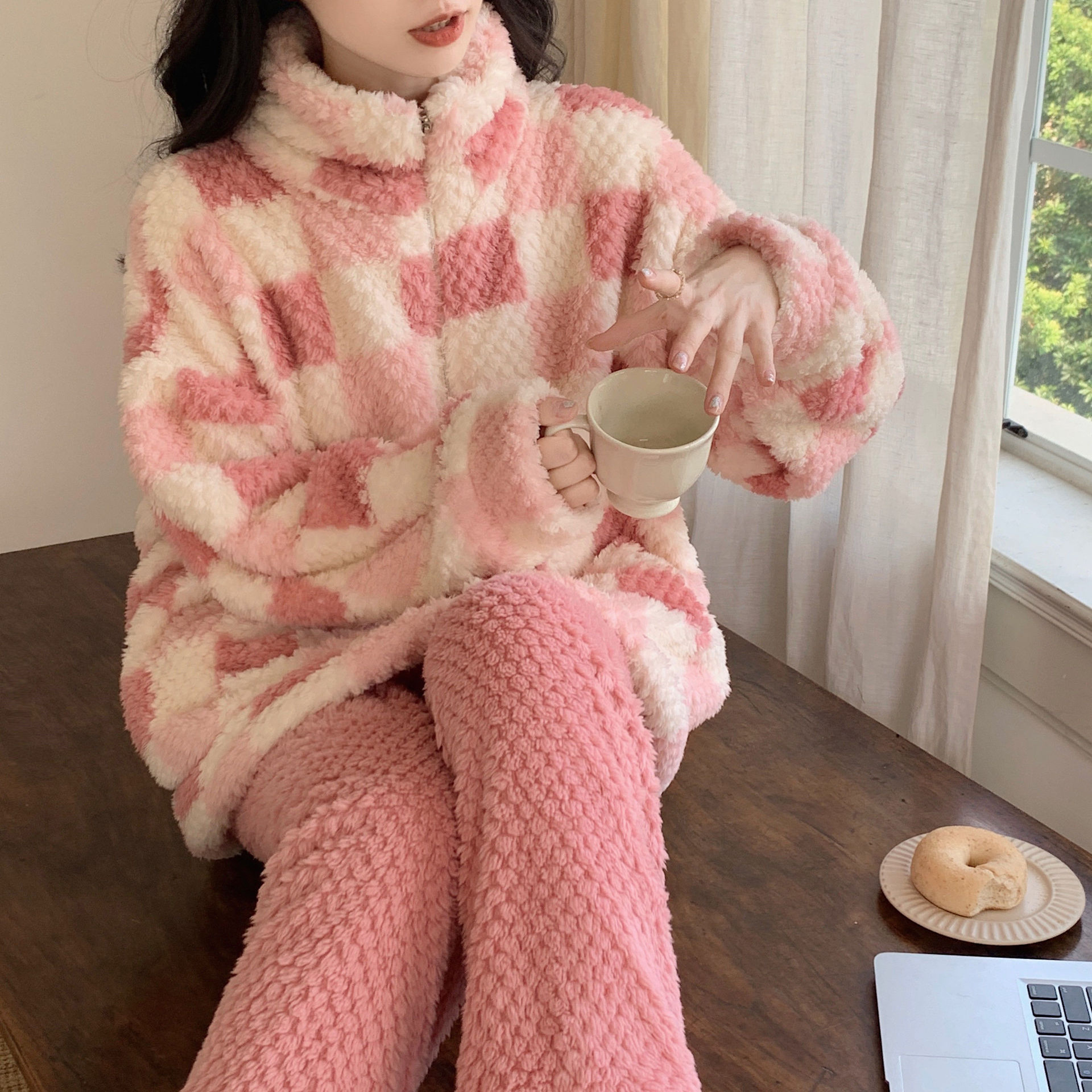 겨울 잠옷 여성용 산호 양털 긴 소매 귀여운 격자 무늬 플란넬 가을과 겨울 두꺼운 따뜻한 집 옷 세트