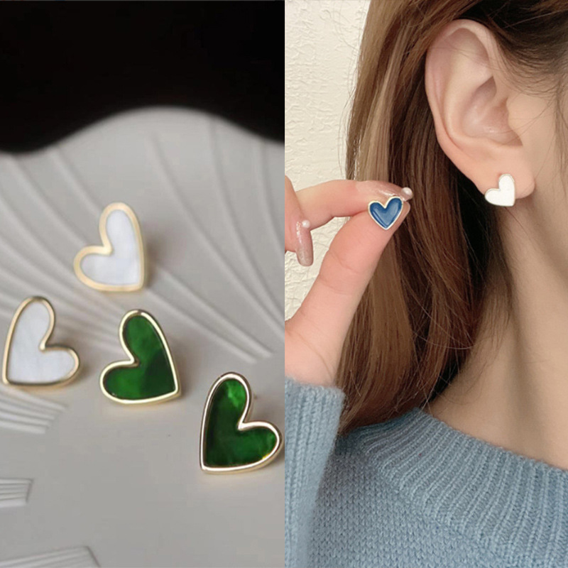 Pendientes en forma de corazón modernos y sofisticados, exquisitos y elegantes, diseño de lujo discreto, accesorios para las orejas minimalistas y versátiles.