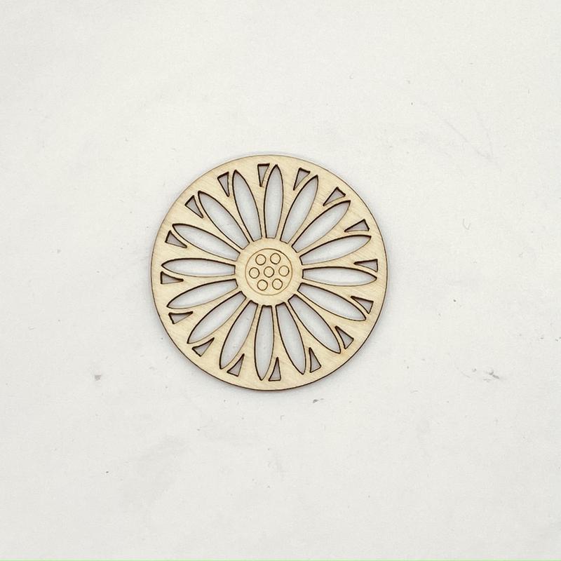 Diyアクセサリーの木製の透かし彫りのペンダントの透かし彫りの窓の花の木の切れの60mm-70mmの透かし彫りの円の現物の卸売り|undefined