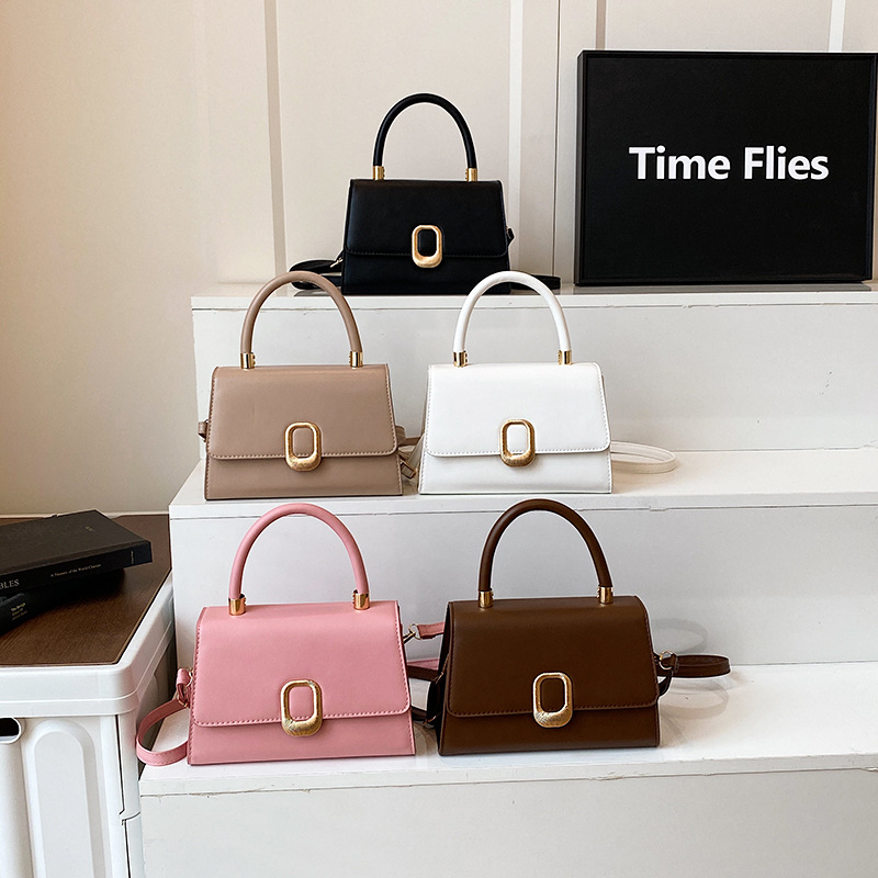 Moda y estilo occidental simple 2025 nuevo bolso de mensajero de un solo hombro de color sólido de moda elegante bolso cuadrado pequeño portátil de viaje de primavera mujer