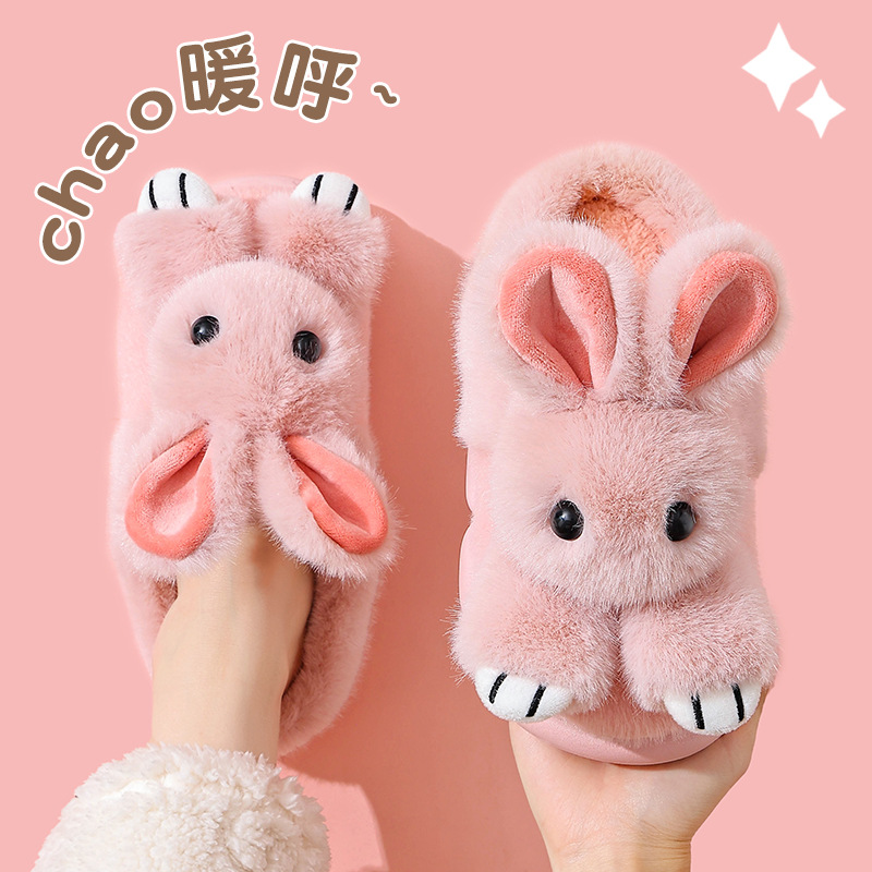 Zapatillas de algodón para mujeres invierno 2025 nuevas parejas interiores con una base gruesa de terciopelo para calentar el mes zapatos de algodón para hombres