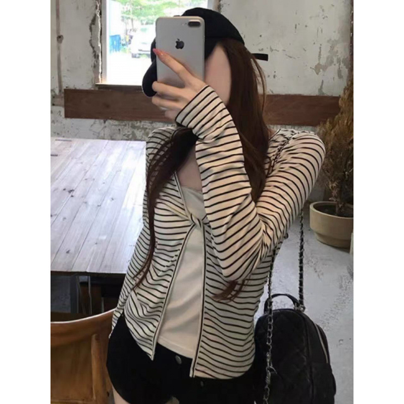 Korean-style slim-fit, figure-flattering, stylish faux two-piece color-blocked long-sleeve T-shirt knit top for women Korean-style slim-fit, figure-flattering, stylish faux two-piece color-blocked long-sleeve T-shirt knit top for women
