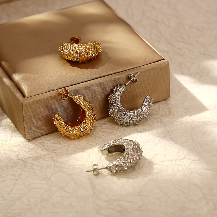 Estilo francés europeo y americano Luz de lujo retro Senior diseñador pendientes 18K chapado en oro de acero inoxidable diamante en forma de U ins estilo de las mujeres