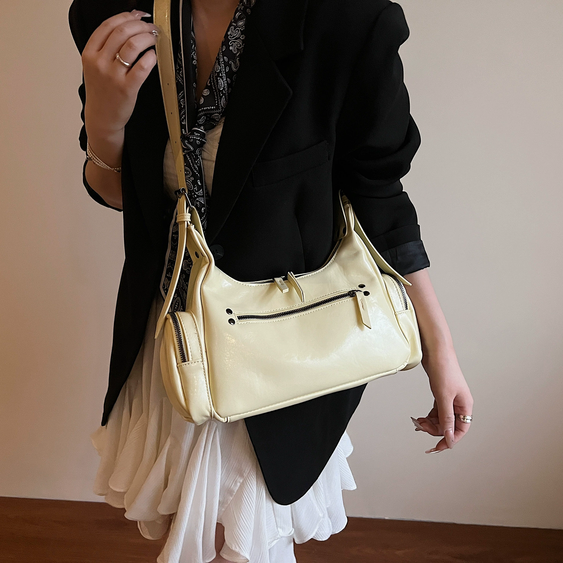 Fashionable capacious one-shoulder bag