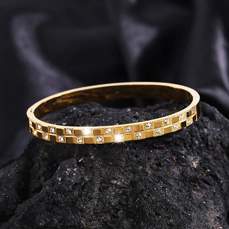 Brazalete de acero de titanio waffle brazalete de diamante de niñas de alto nivel de moda europea y americana transfronteriza no se desvanece brazalete universal