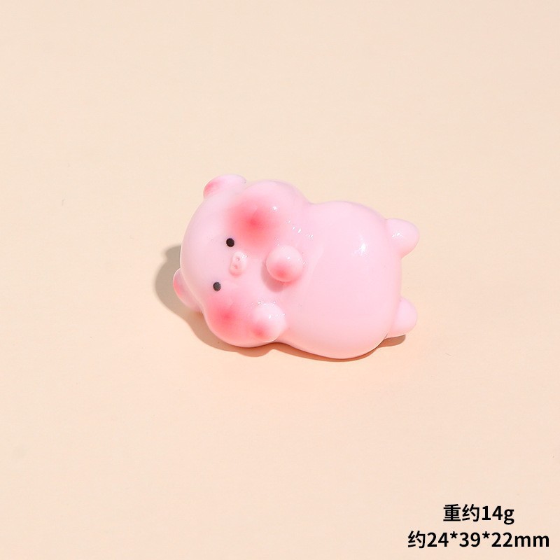 옆으로 누워있는 새끼 돼지 1마리(광택 있는 표면)