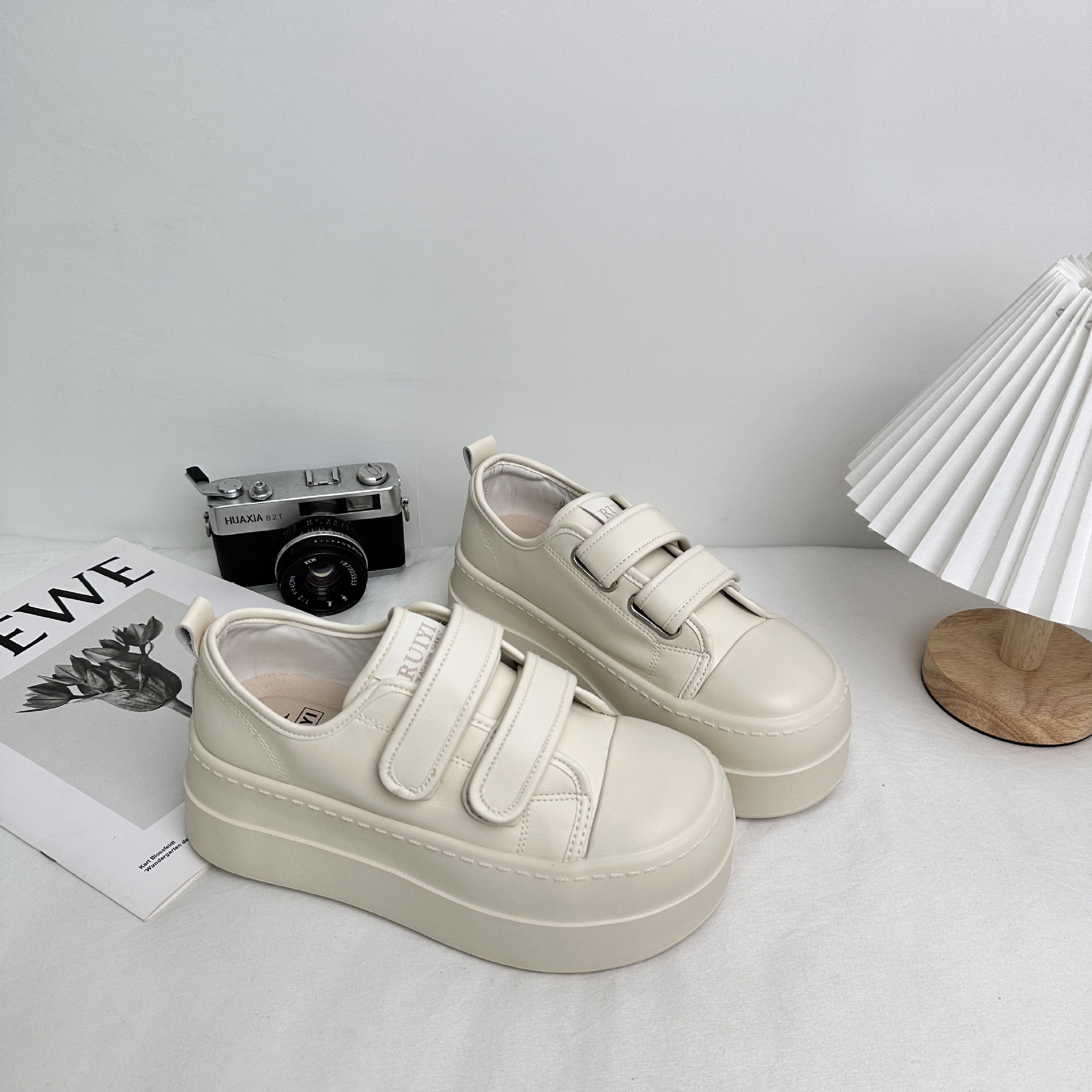 2025 primavera, zapatos de deporte de aumento, zapatos blancos de plataforma de velcro para mujer, falda de leche, zapatos de plataforma coreanos de todo fósforo