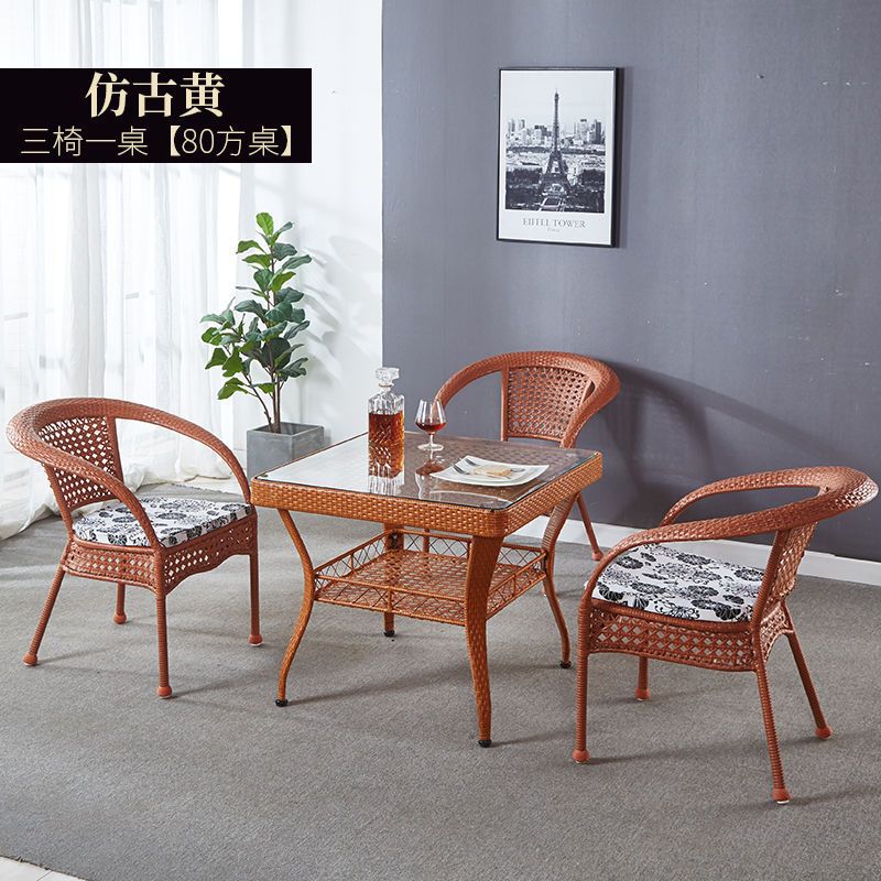 앤틱한 노란색 의자 3개와 정사각형 테이블 80개