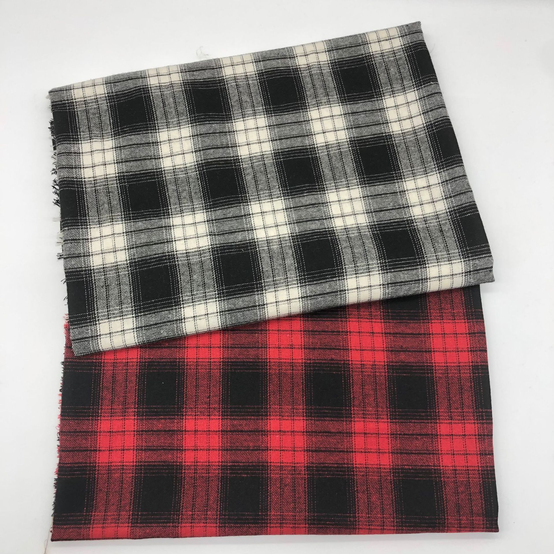 涤棉色织衬衫面料黑白磨毛色织格子布休闲装童装格子面料现货