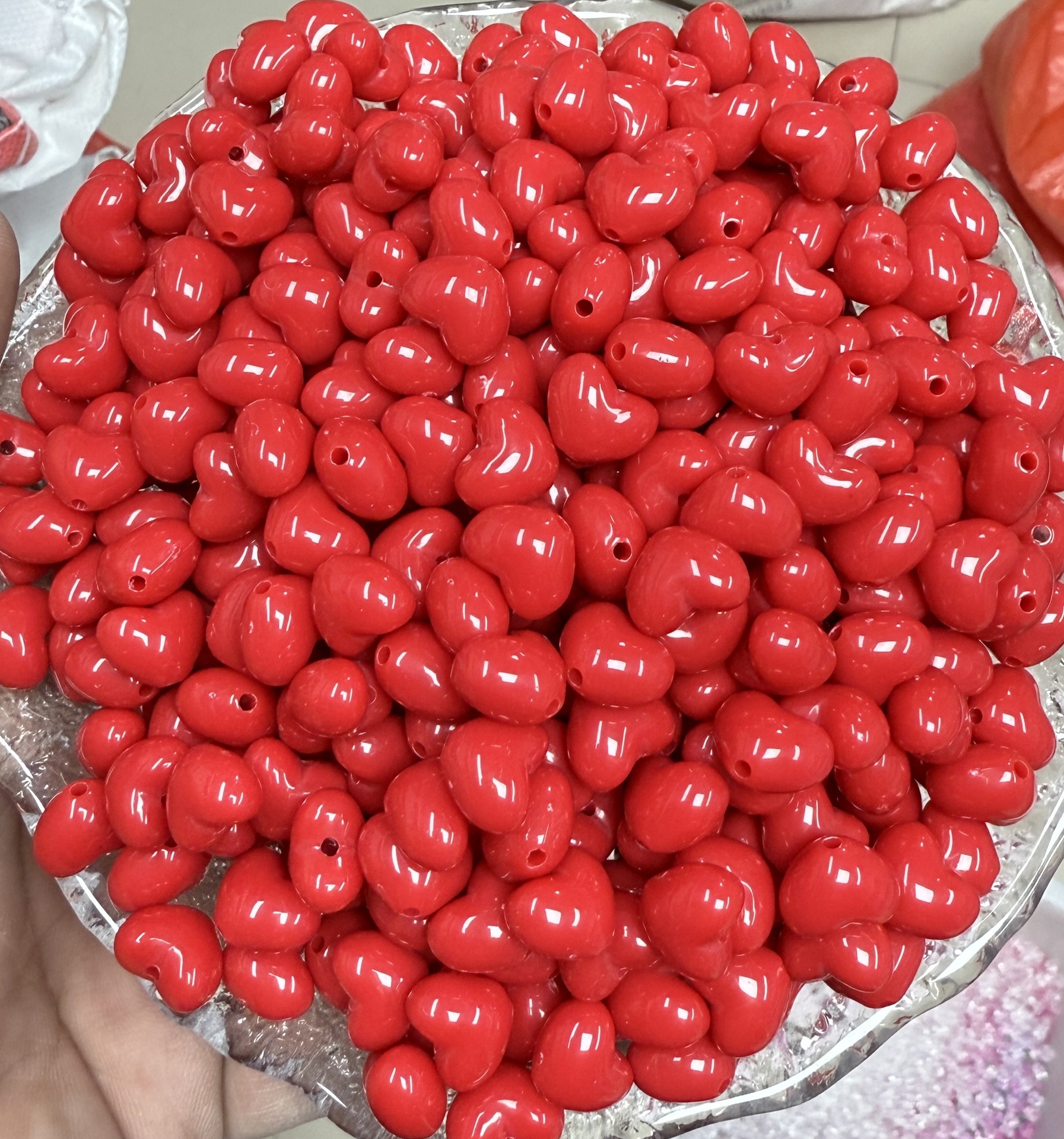 Gordos amor tacos agujeros verticales corazón de桃 cuentas acrílicas pulseras cadenas de teléfonos móviles diy accesorios de joyería 2025 perlas sueltas