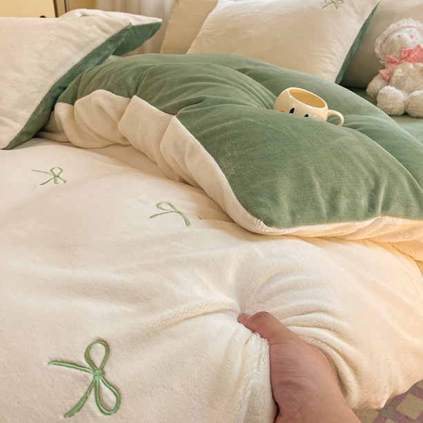 Tres o cuatro piezas de lana de leche gruesa de color sólido pequeño fresco doble invierno lana de coral doble cama de lana simple conjunto