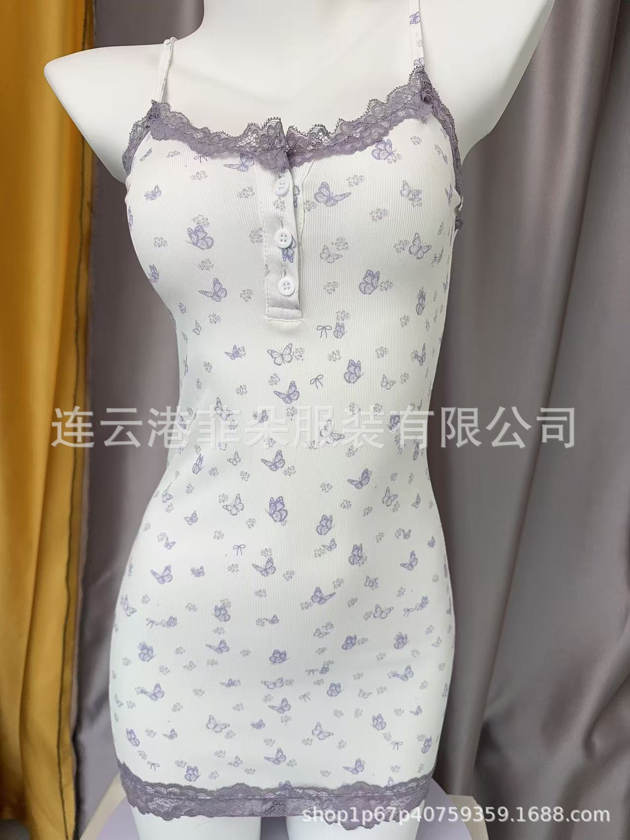 가슴 패드가 없는 보라색 나비