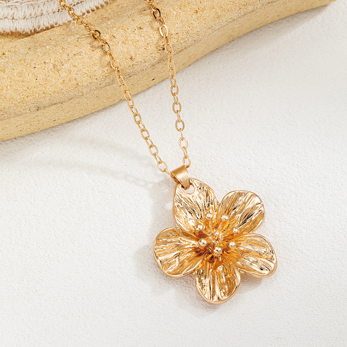 Alloy Material Flower Pattern Retro Classic Style Flower Alloy Cable Chain Lobster Trigger Clasp Closure Pendant Necklaces Wholesale