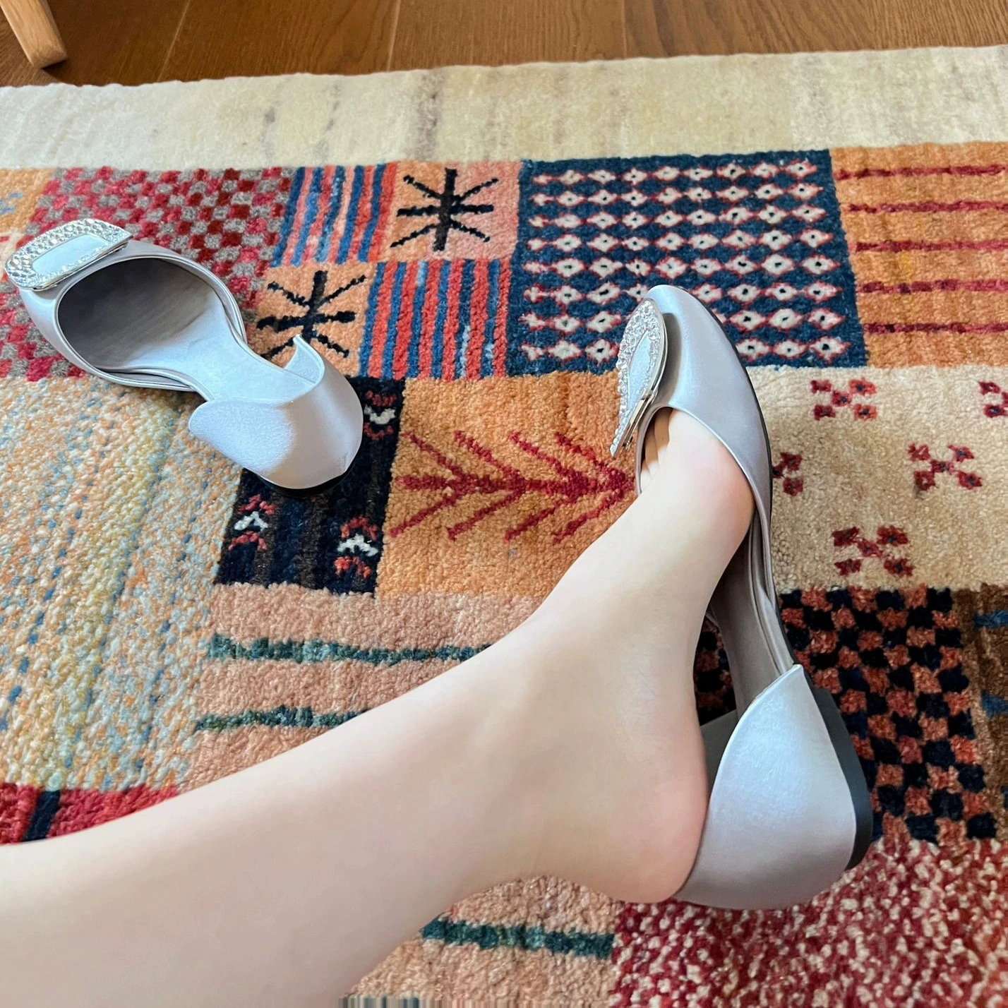 Версия из овчины ~ шелковые атласные полые сандалии с квадратной пряжкой и стразами, женские летние французские сандалии на плоской подошве из натуральной кожи с носком