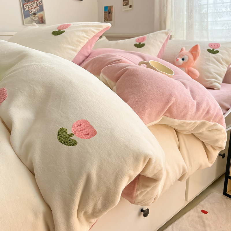 Otoño e invierno engrosado toallas cálidas bordadas de leche de lana cama conjunto de cuatro piezas 2025 nueva sábanas de lana de coral de dibujos animados cubierta