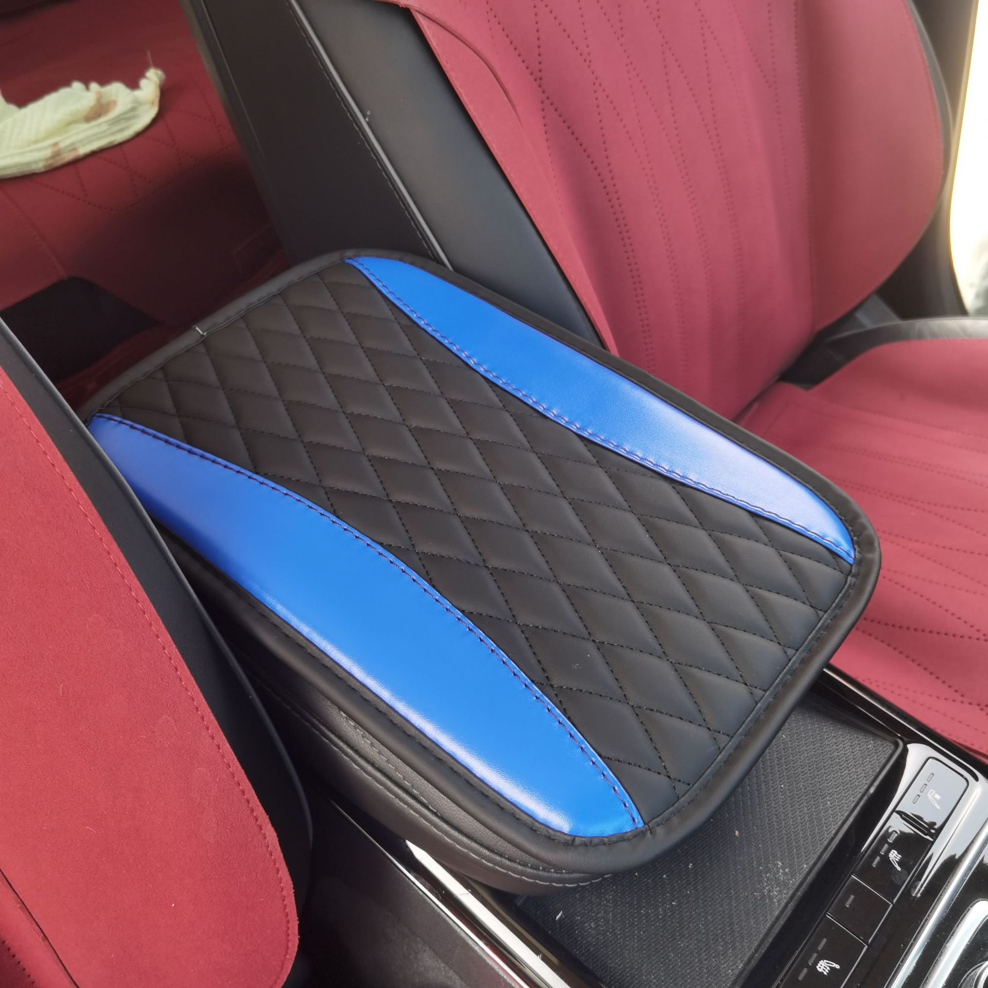 Wholesale car armrest case cushion PU leather embroidered three-dimensional cross-border explosion non-slip central armrest case cushion