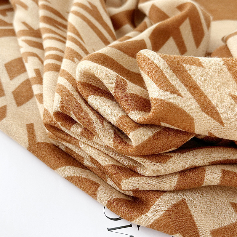 Bufanda con estampado de letras simple de sentido avanzado clásico transfronterizo Moda para damas Temperamento de reducción de edad Fotografía con chal