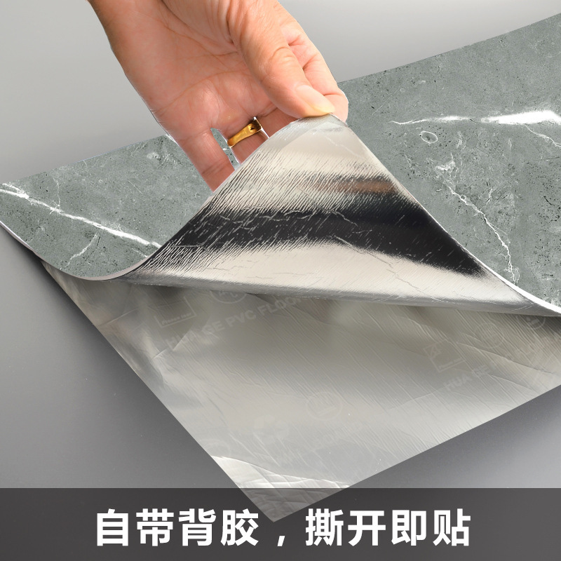 大理石のタイルをまねて醜い壁を隠してトイレの浴室の壁紙を貼ります。|undefined