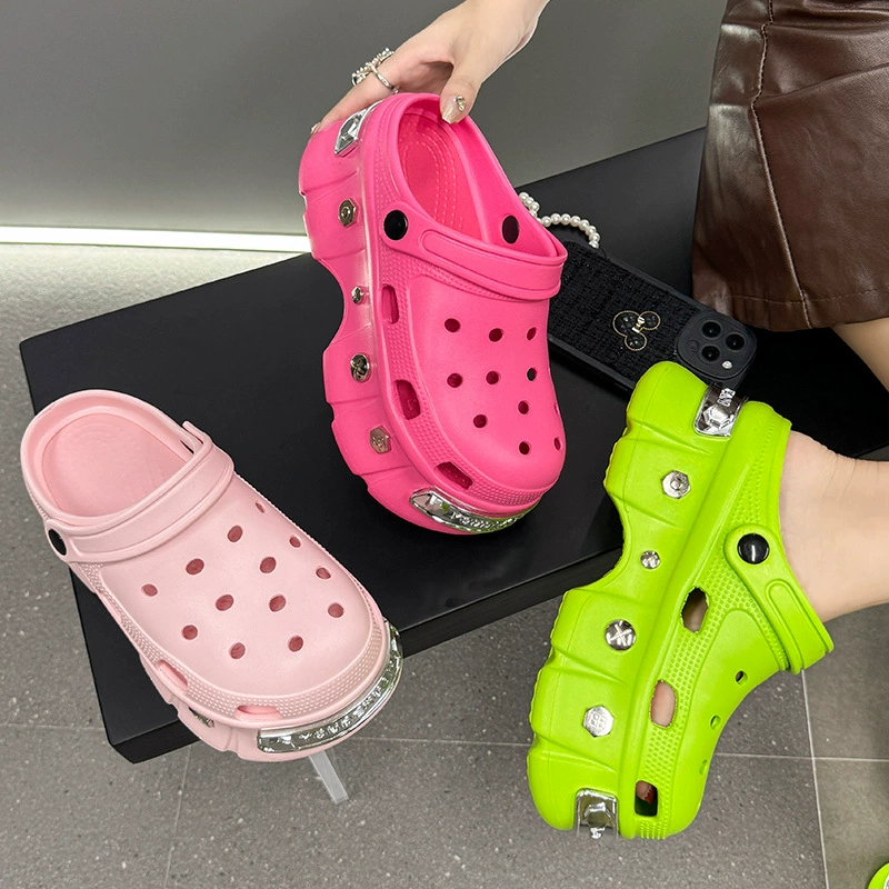 Парижские новые Crocs обувь женские EVA панк-стиль с утолщенной подошвой с металлизированными заклепками модные тапочки открытые босоножки Baotou