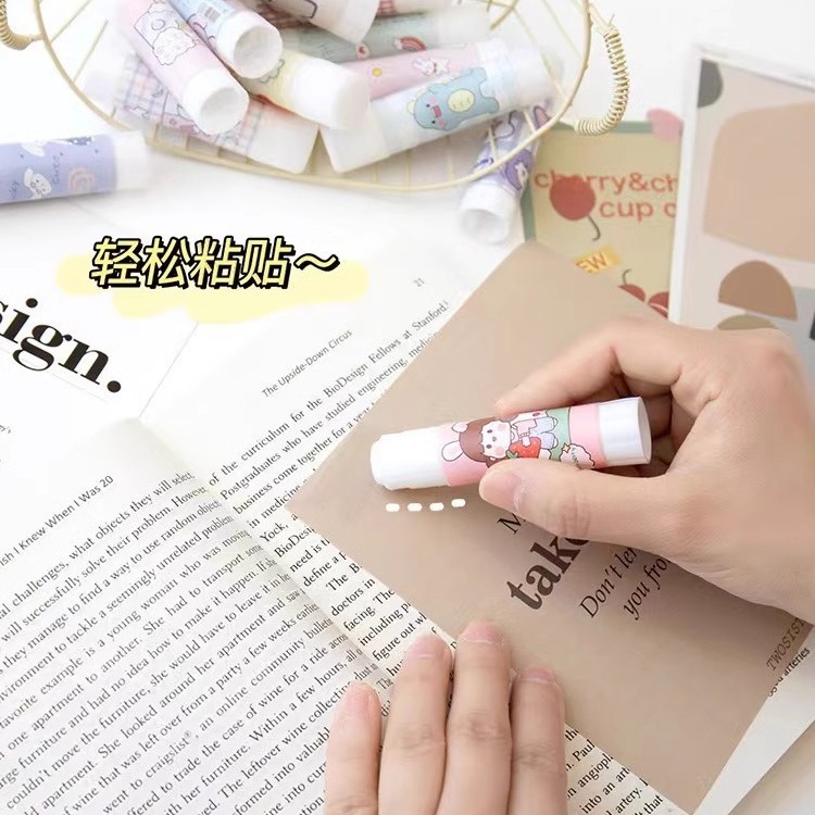 Varilla de pegamento sólido de dibujos animados pegamento sólido hecho a mano suministros de oficina pegamento para estudiantes fábrica de pegamento sólido blanco al por mayor