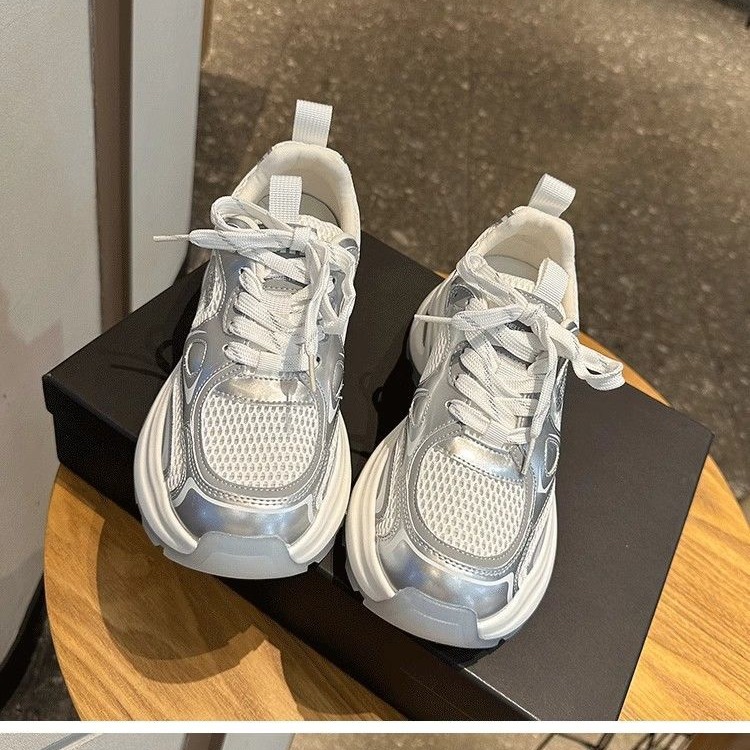 Calzado de verano de 2024 nuevo tipo de tela de fondo grueso ligera y suave zapatos casuales deportivos de moda