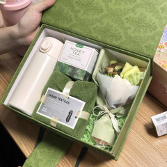 祝日のプレゼントニットの花の保温カップのセットのプレゼントの箱のアイデアは実用的です。
