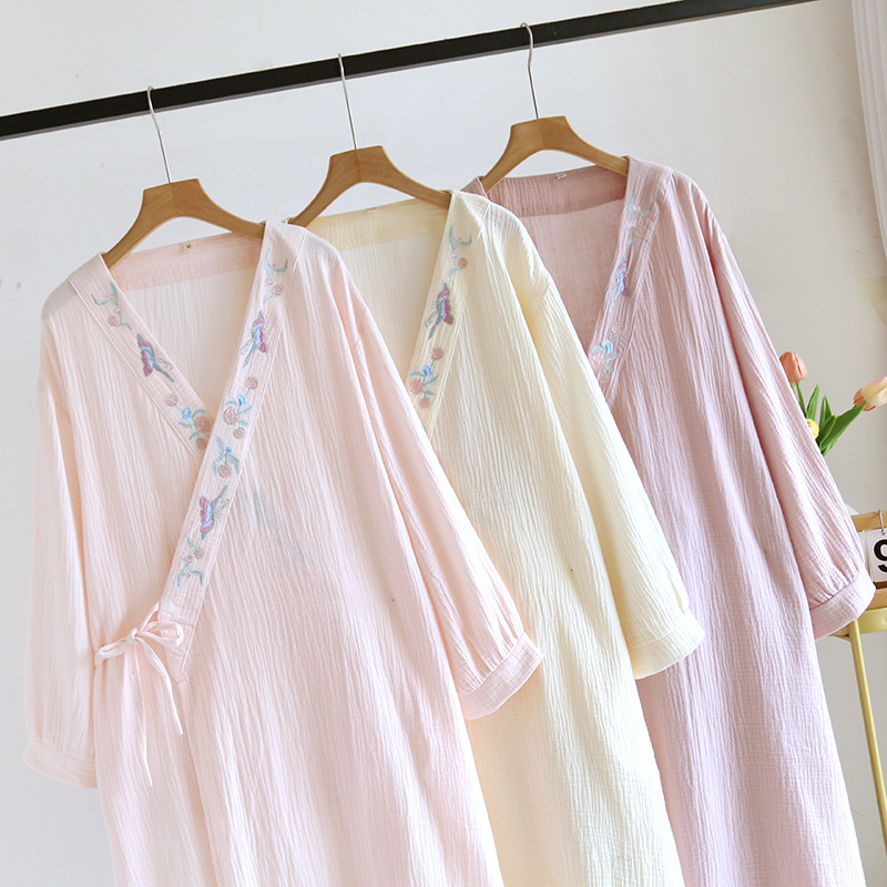 日本の女性の寝衣春と秋の純綿のガーゼのバスローブは国風の家の長い服のパジャマを刺繍します。|undefined
