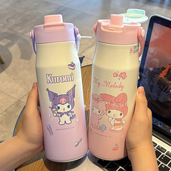 サンリオファミリーシリーズ グラデーションサーモカップは持ち運びに便利な持ち手付き、直飲みデザインの大容量ドリンクカップです。
