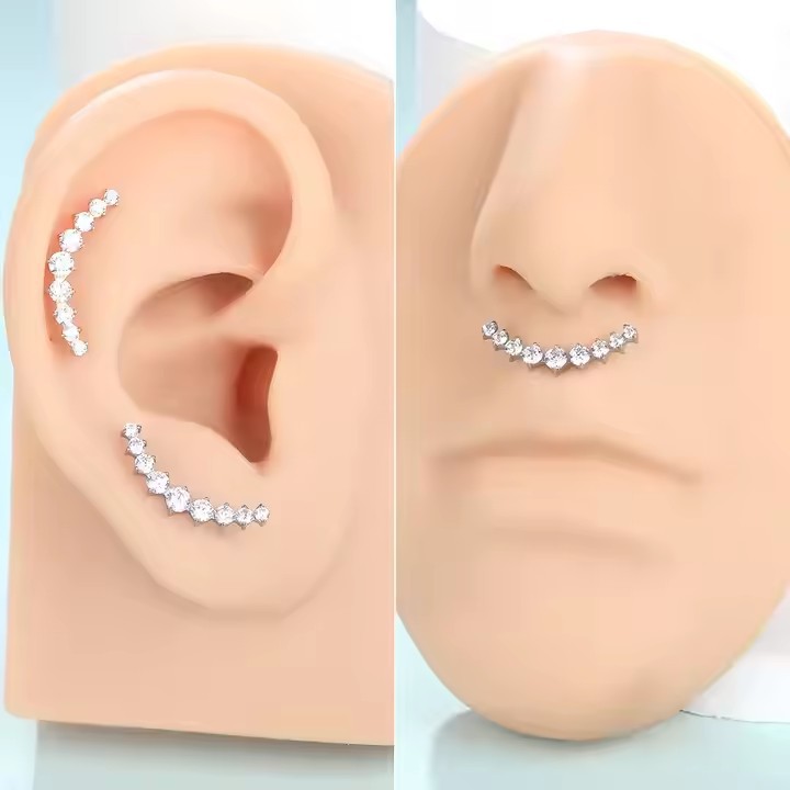 Hjerteformede øredobber i rustfritt stål med zirkonia piercing_voghion.com