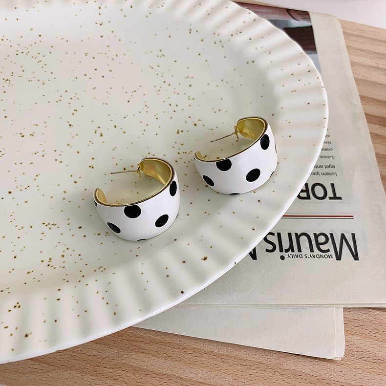 Checkerboard Polka Dot C-shaped Stud Earrings Wholesale Nihaojewelry display picture 5