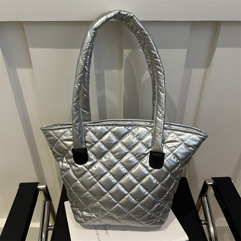 Bolsa de cubo de gran capacidad para mujeres otoño / invierno 2024 nueva personalidad en tela de plumón bolsa de hombro bolsa de viaje