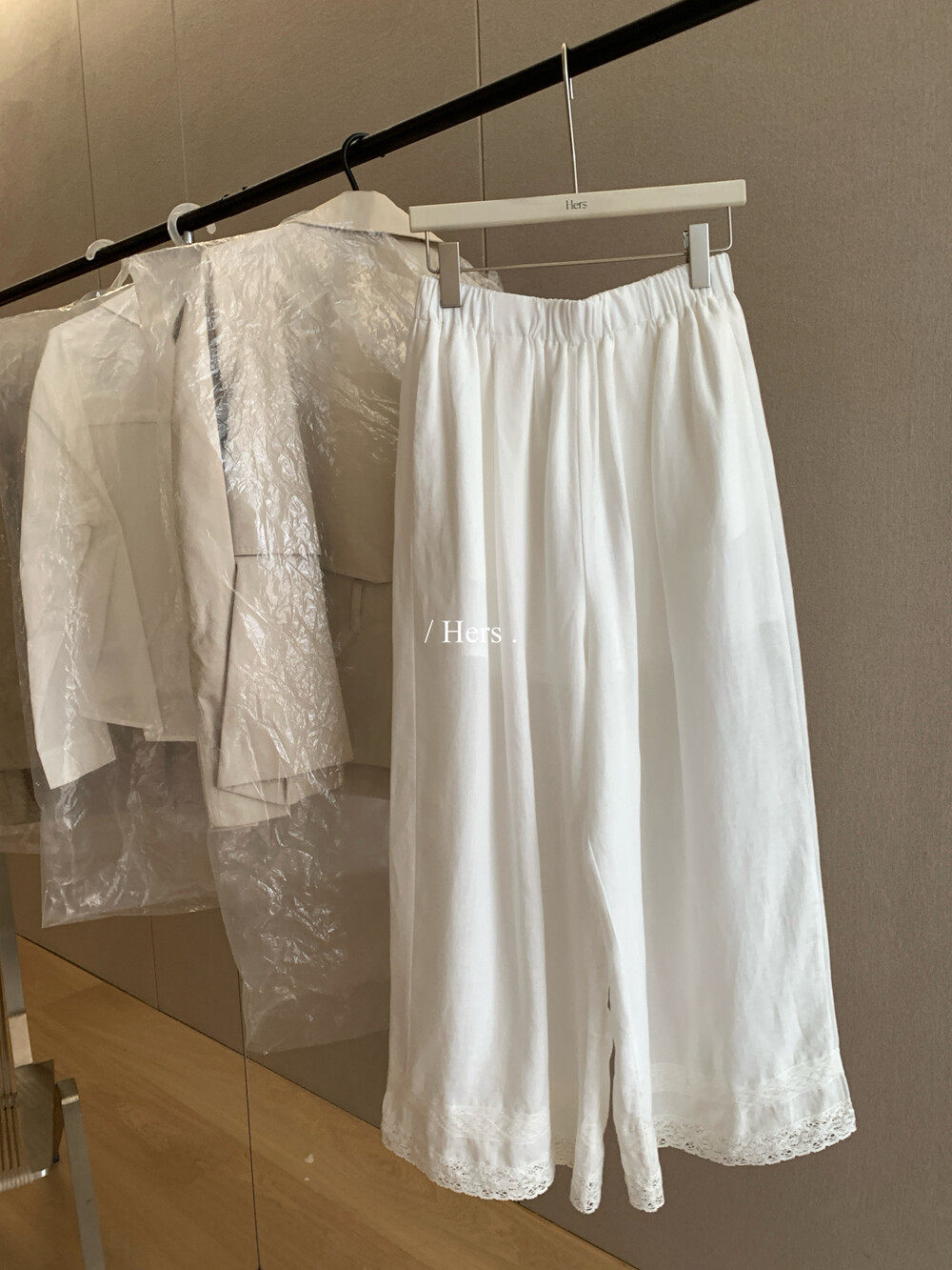 Quần culottes nữ ống rộng cạp cao chun eo viền ren dáng suông — màu trắng, xanh lá cây, yến mạch chi tiết 9