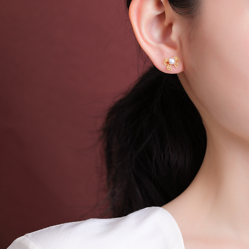Khuyên tai nữ bạc S925 mạ vàng đính ngọc trai nước ngọt hình nơ rỗng tinh tế — Một cặp