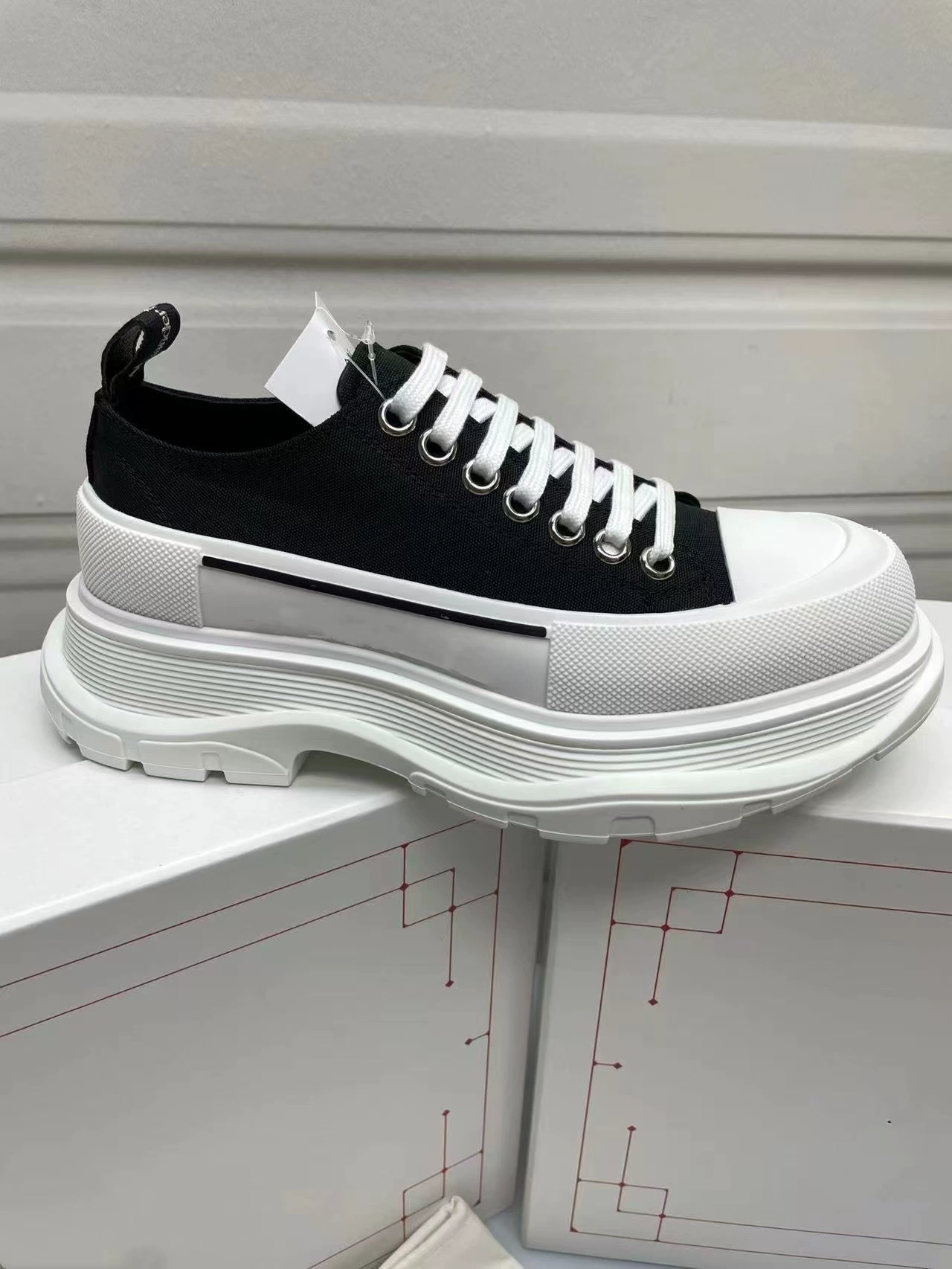 Кроссовки McQueen высокого уровня для женщин, 2024 весна, высокий уровень, толстая подошва, спорт и повседневная обувь на шнуровке, кроссовки из канваса