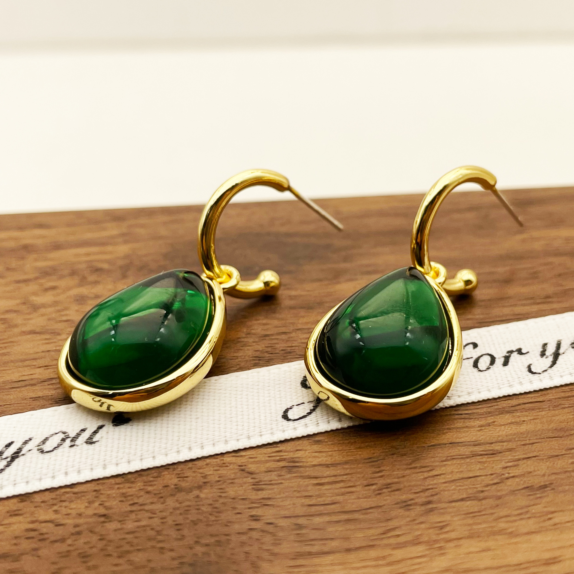 Brincos de esmeralda estilo retrô com gota d'água e estilo avó, com toque sofisticado, luxo leve e design de nicho. Brincos medievais_voghion.com