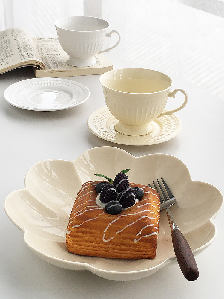 Gran fábrica al por mayor pedidos franceses puntos de cuentas en relieve cerámica tazas de café platos de refrigerio de la tarde platos