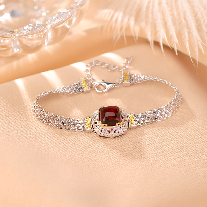 Dây chuyền bạc S925 mạ vàng họa tiết hoa văn rỗng hình vuông phong cách cổ điển — Một chiếc