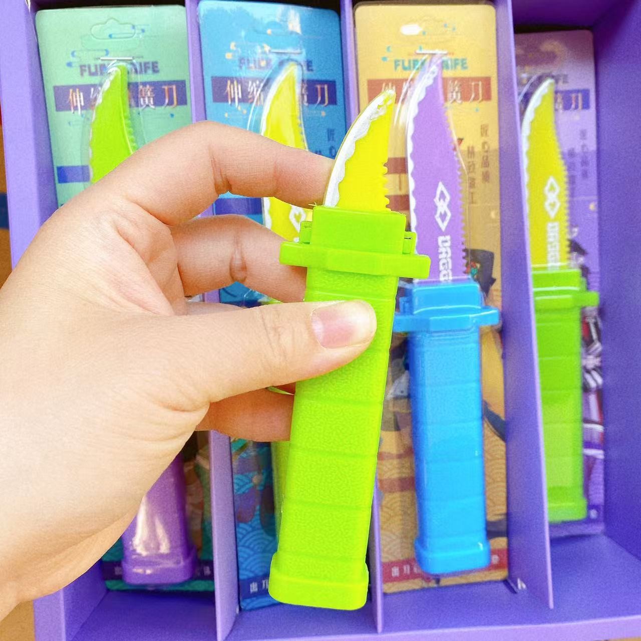 Juguete para niños cuchillo de zanahoria telescópico juguete complicado resorte cuchillo de plástico elástico modelo accesorios caja de color al por mayor