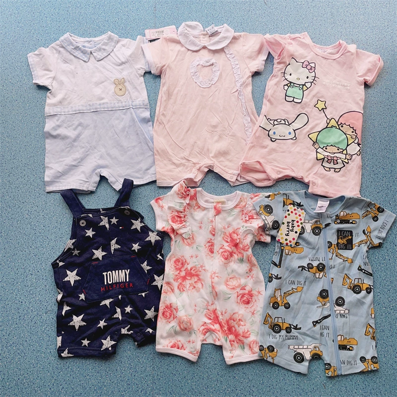 Младенцы с плоскими ногами восхождение Ся Эр с короткими рукавами