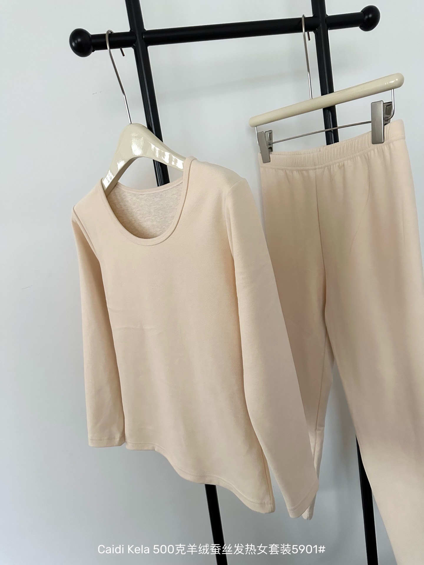El otoño y el invierno nuevo cachemir de seda de calefacción traje caliente de las mujeres sin costura caliente forrado de lana gruesa ropa de otoño pantalones largos de fondo