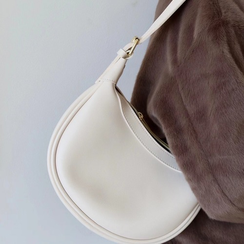 Designer niche women's bag for leisure and commuting, crescent moon crossbody bag, versatile dumpling bag with a sense of elegance.