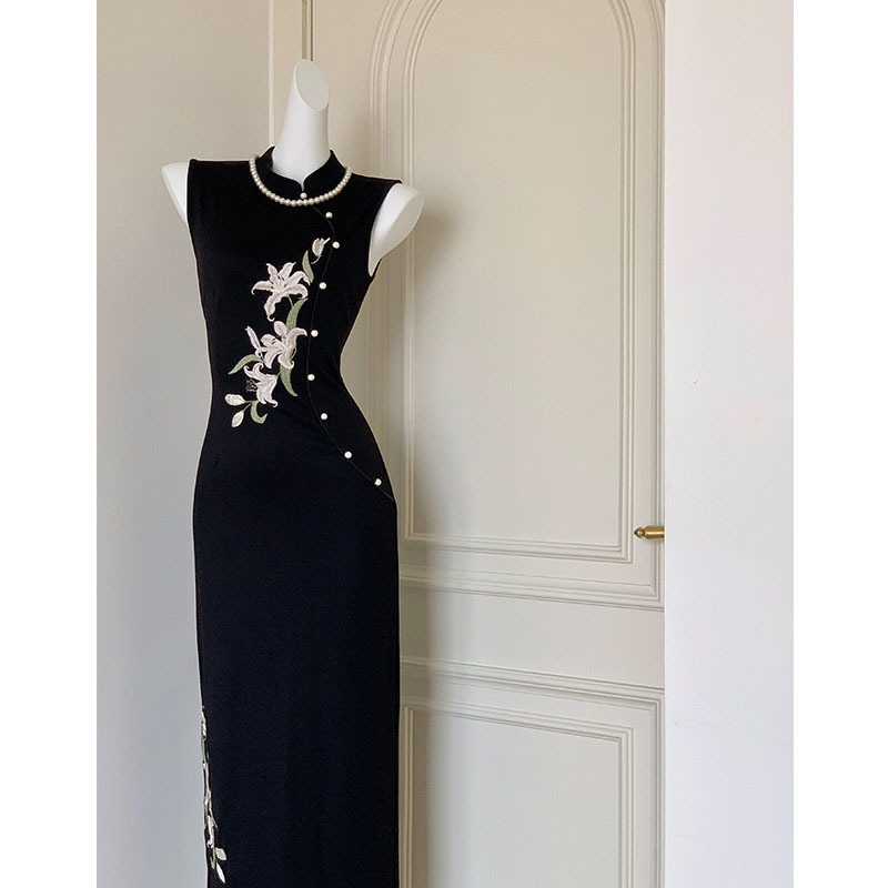 New Chinese-Style Black Improved Cheongsam with a High-End Feel, Slim Fit, Heavy Embroidery, National Style Dress, New for Summer 2026 New Chinese-Style Black Improved Cheongsam with a High-End Feel, Slim Fit, Heavy Embroidery, National Style Dress, New for Summer 2026