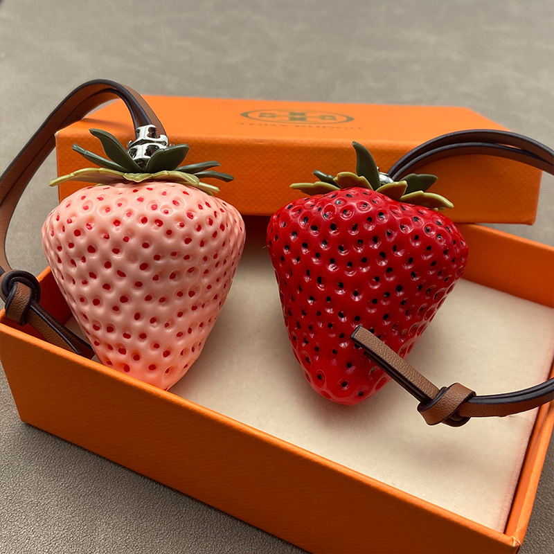 New Fashionable Strawberry Pendant, Elegant and Luxurious Keychain, Cute Accessory, Niche Design, Sweet and Fresh New Fashionable Strawberry Pendant, Elegant and Luxurious Keychain, Cute Accessory, Niche Design, Sweet and Fresh